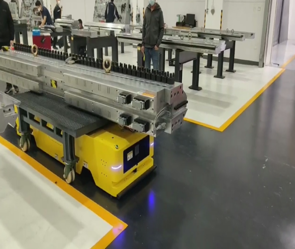 雙驅(qū)動(dòng)潛伏牽引式AGV應(yīng)用